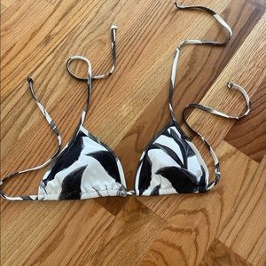 Bodyglove women’s black and white bikini top size M, NWOT